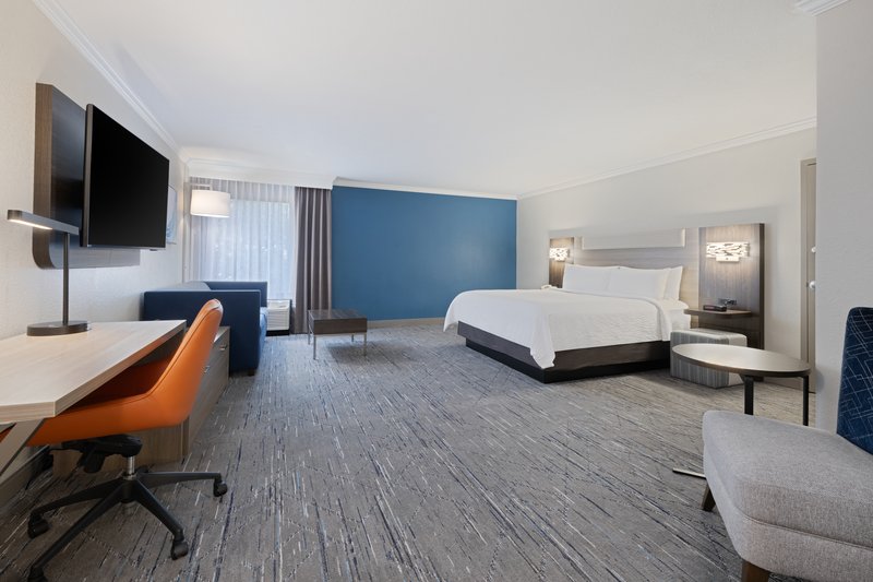 1 KING BED JUNIOR SUITE NONSMOKING