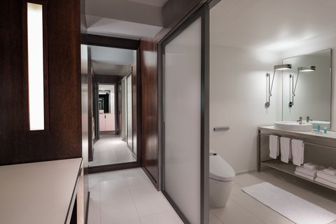 Extreme WOW Suite Bathroom