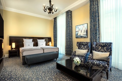 Twin/Twin Deluxe Guest Room - City view