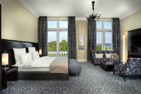 King Deluxe Guest Room - Lake View