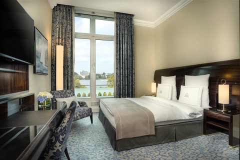 King Superior Guest Room - Lake View