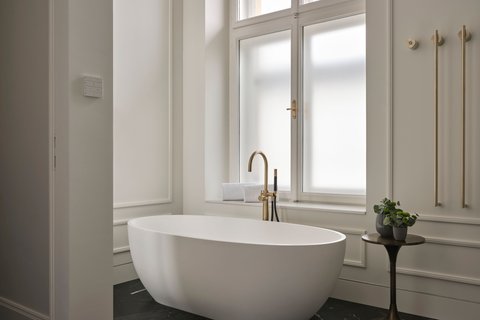 Freestanding bathtub