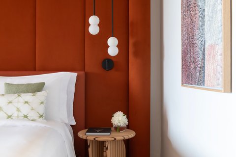 Villa Suite Tableside Bed