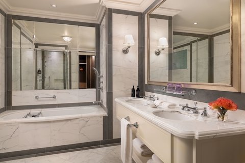 Bottega Veneta Suite Bathroom