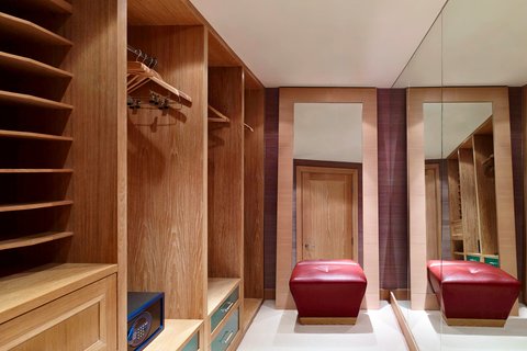 One-Bedroom Penthouse Suite - Walk-in wardrobe