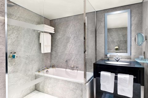 Royal Suite Bathroom – Shower/Tub