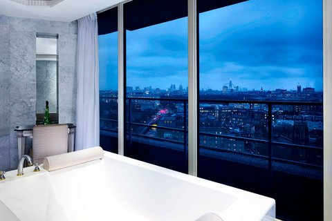Luxury Suite Bathroom – Shower/Tub
