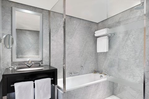 Suite Bathroom – Shower/Tub