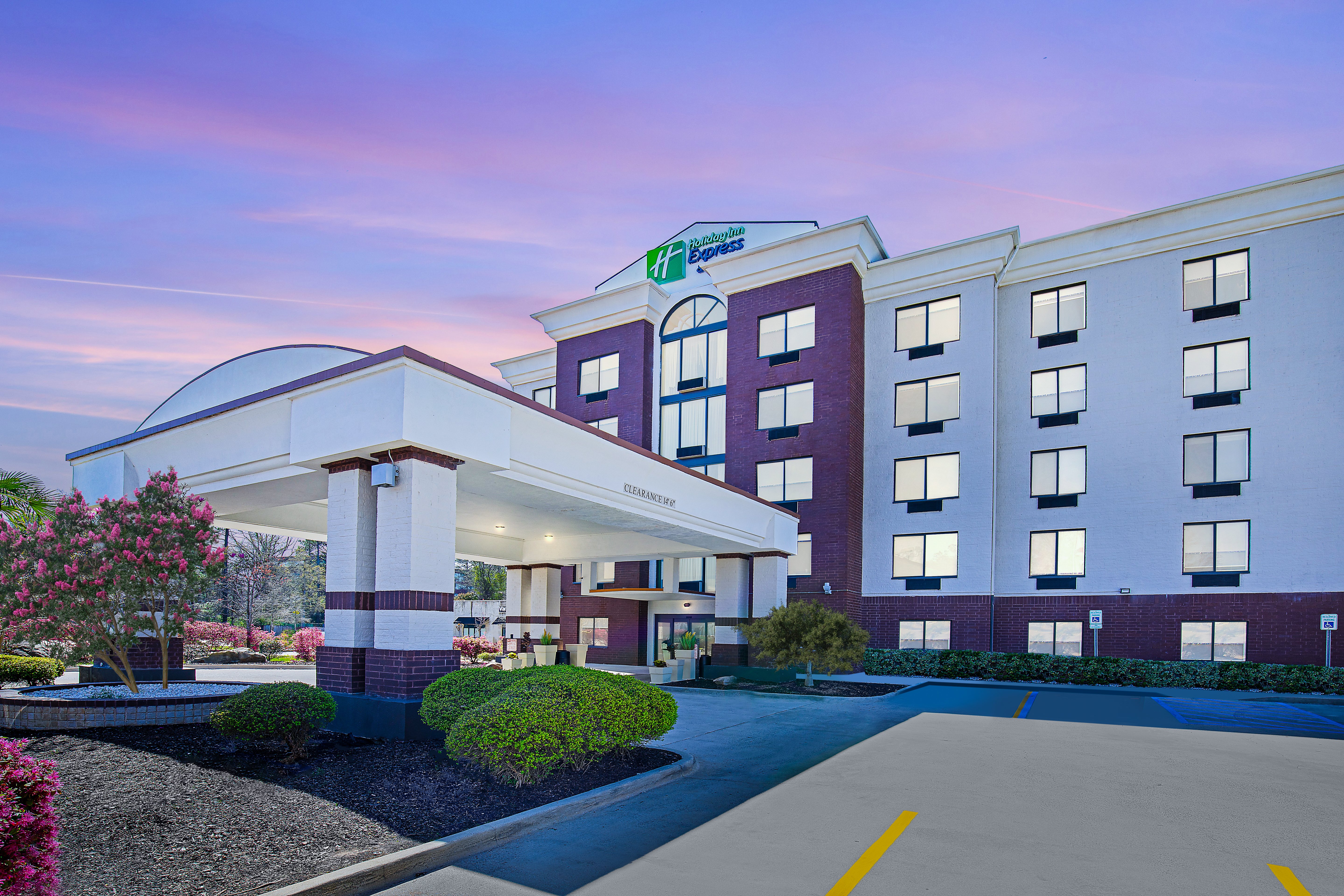 Holiday Inn Express Hotel & Suites