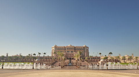 Exterior view with the fountain