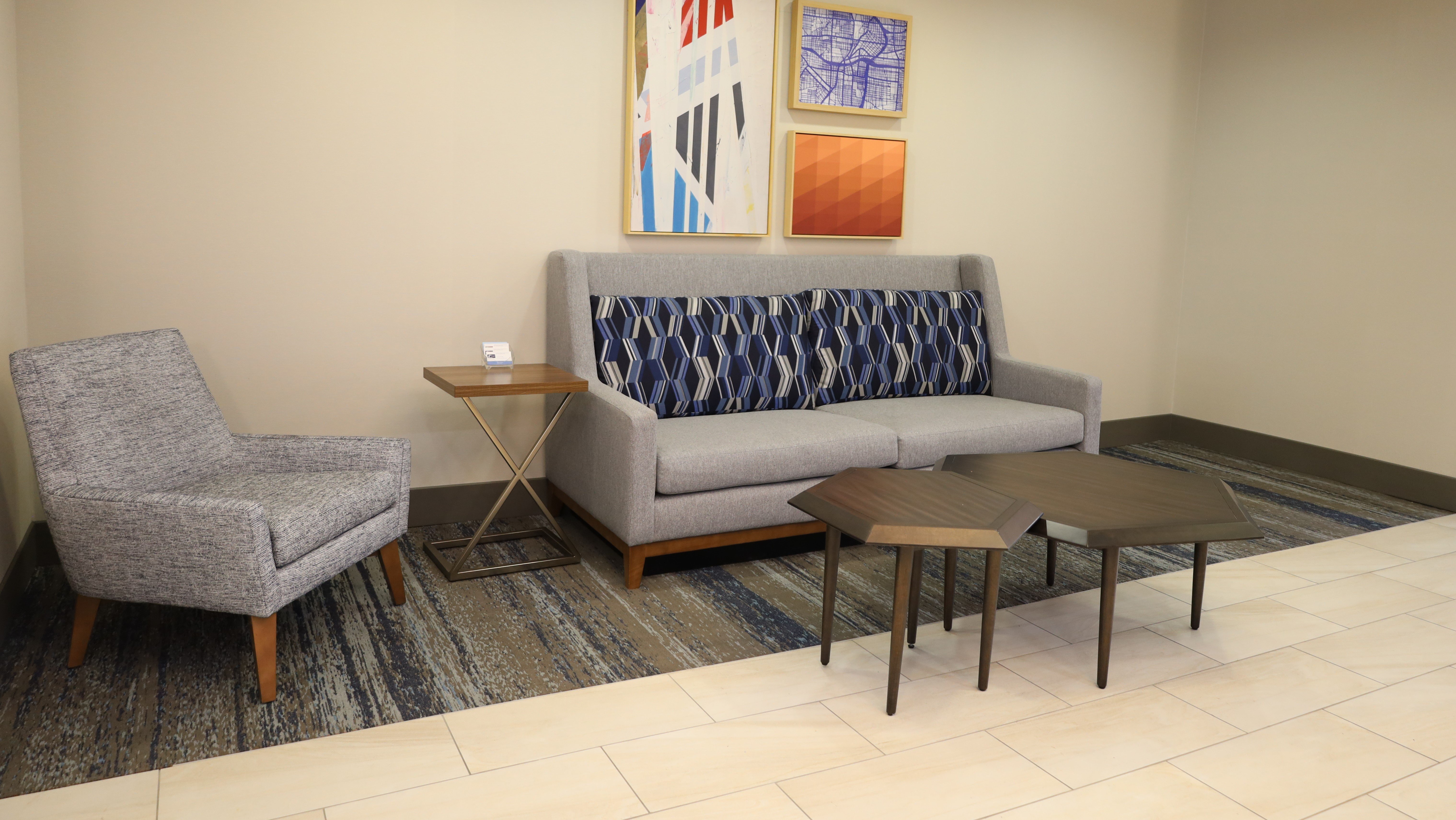 Holiday Inn Express Hotel & Suites
