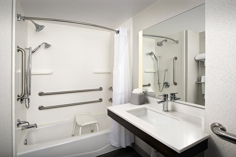 1 KING BD HEAR MOBILITY ACCESS TUB NOSMK