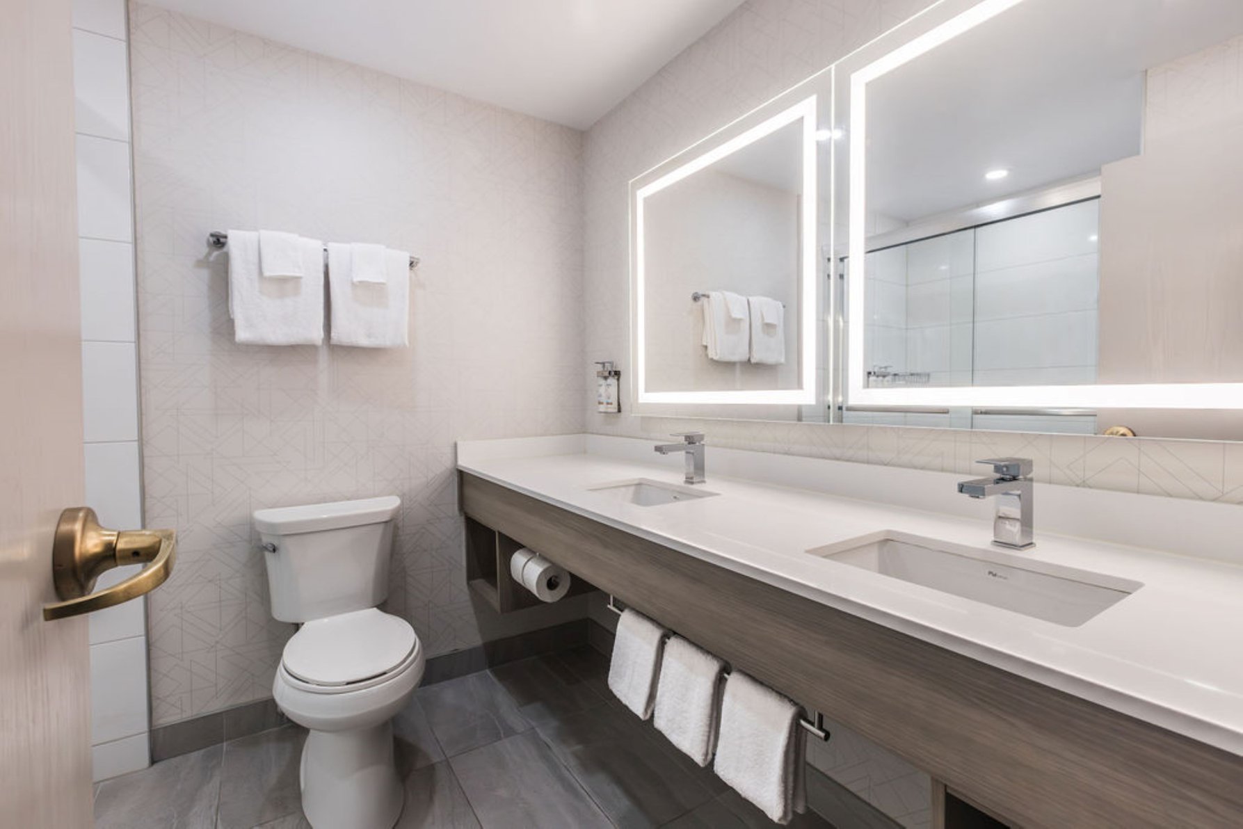 Holiday Inn Express & Suites Calgary South-Macleod Trail S Room Type - 1 King Suite Balcony