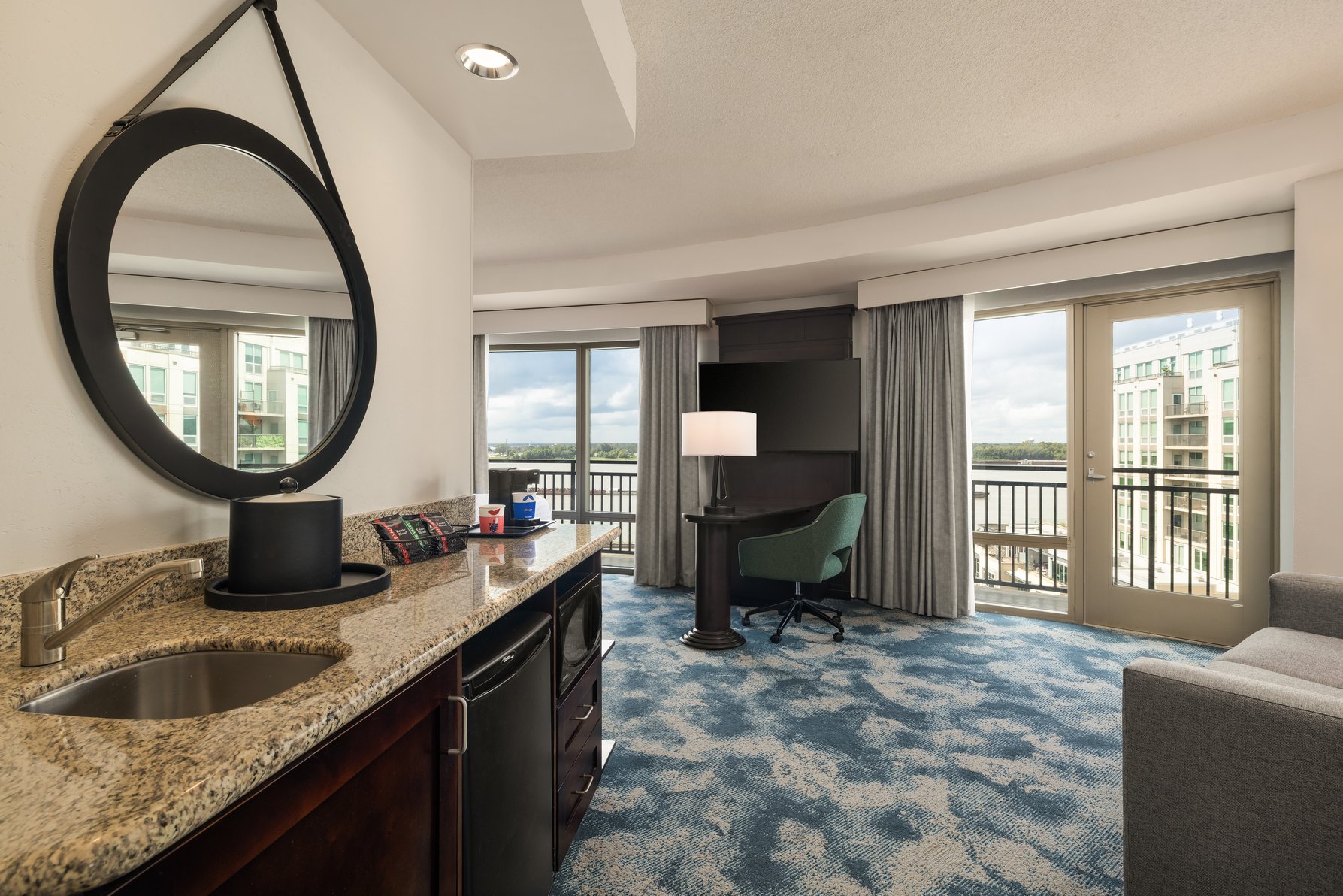 Hampton Inn & Suites Baton Rouge Downtown Room Type - 1KNG CORNER HEARING ACC NS