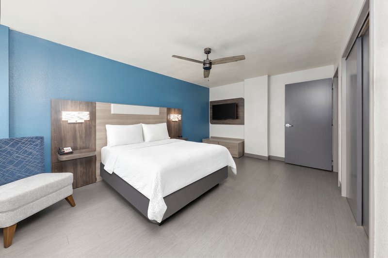 Holiday Inn Express – Military Keith Ware Hall