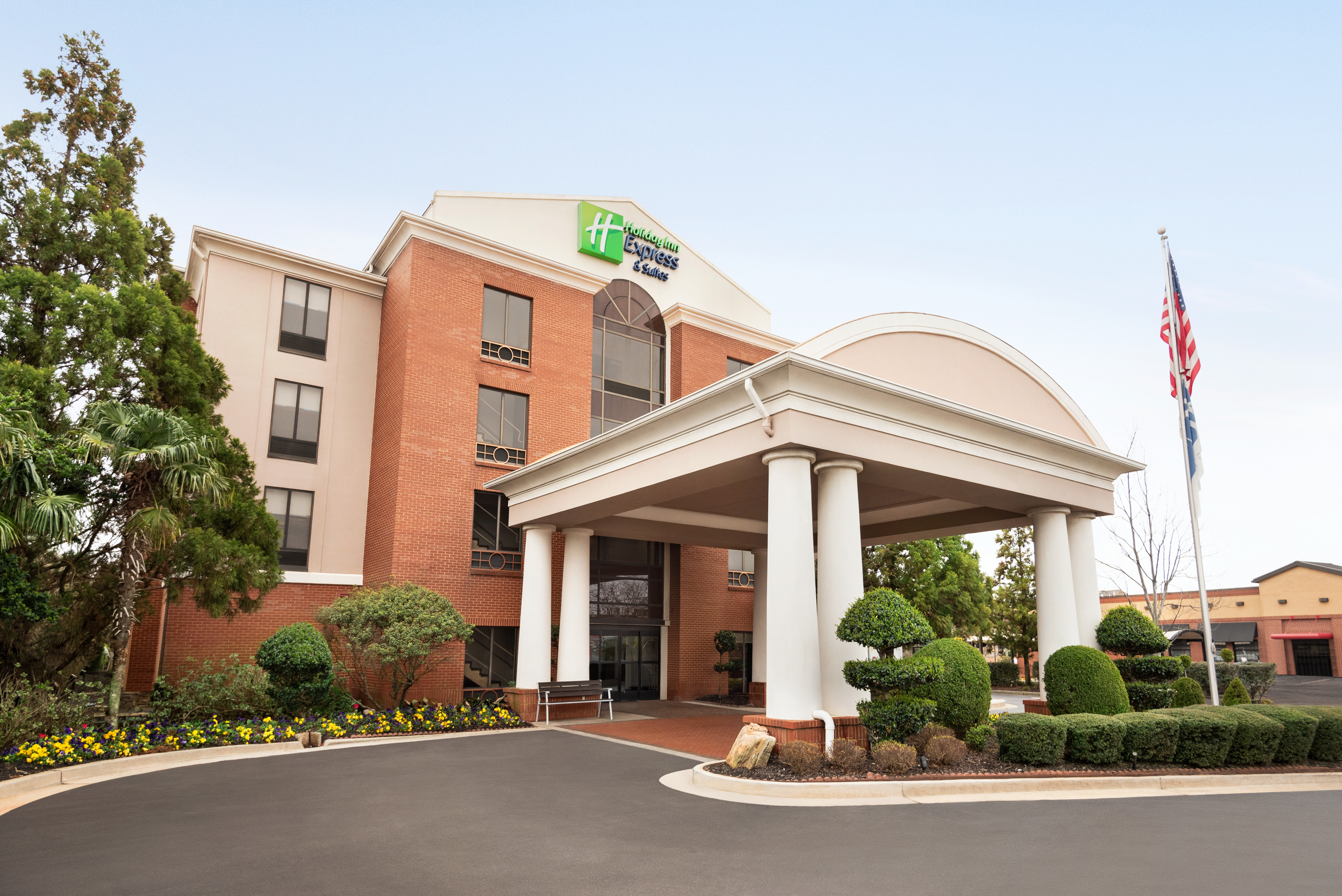 Holiday Inn Express Hotel & Suites