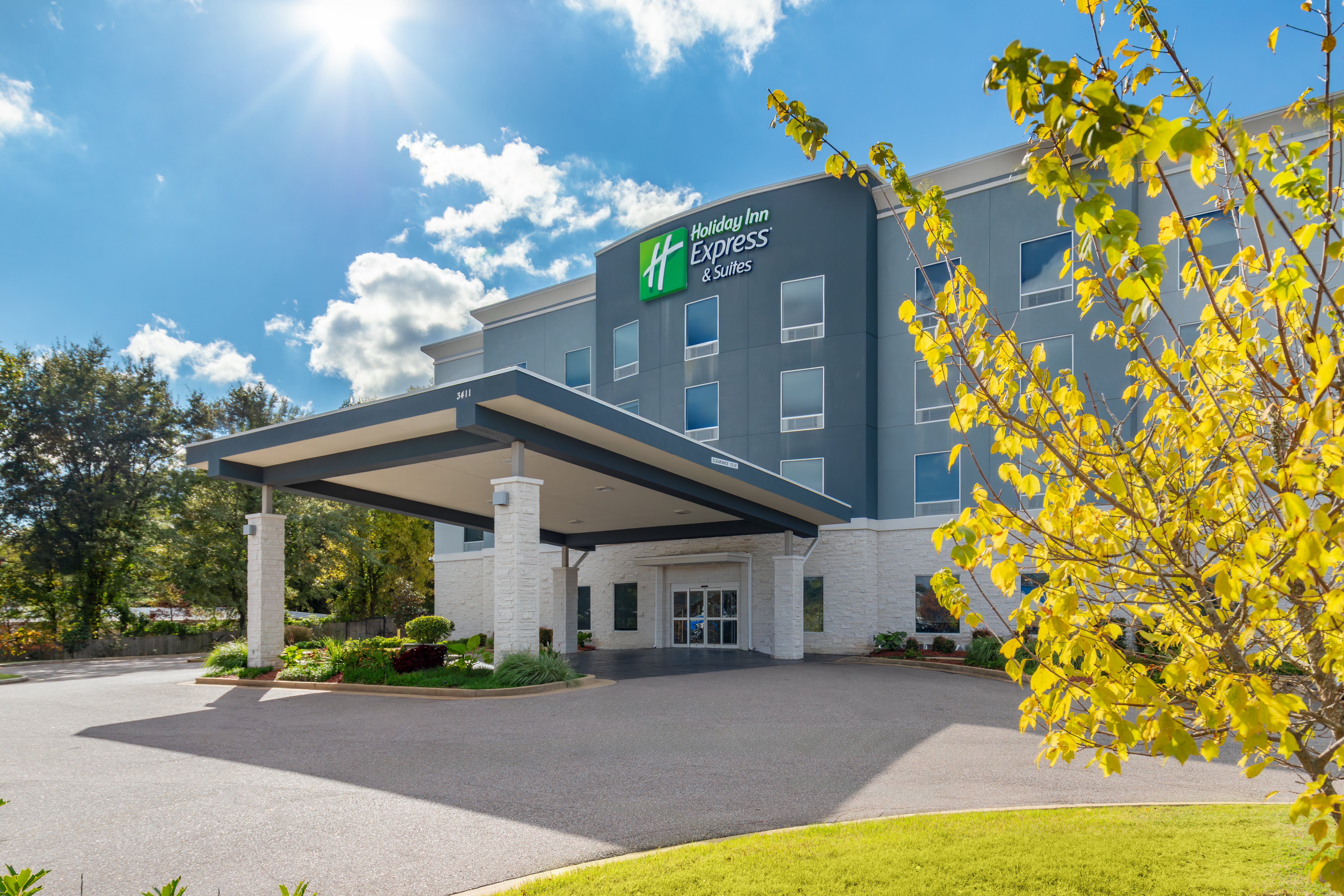 Holiday Inn Express & Suites Airport