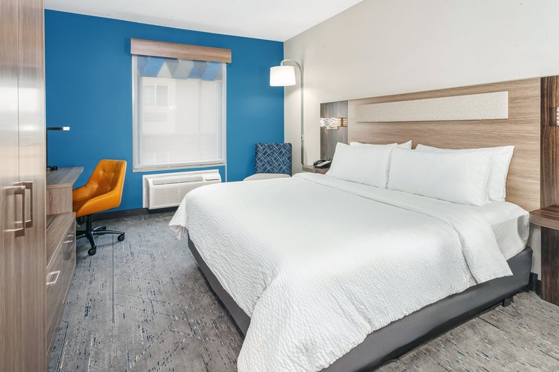 HOLIDAY INN EXP AND STE NORMAL
