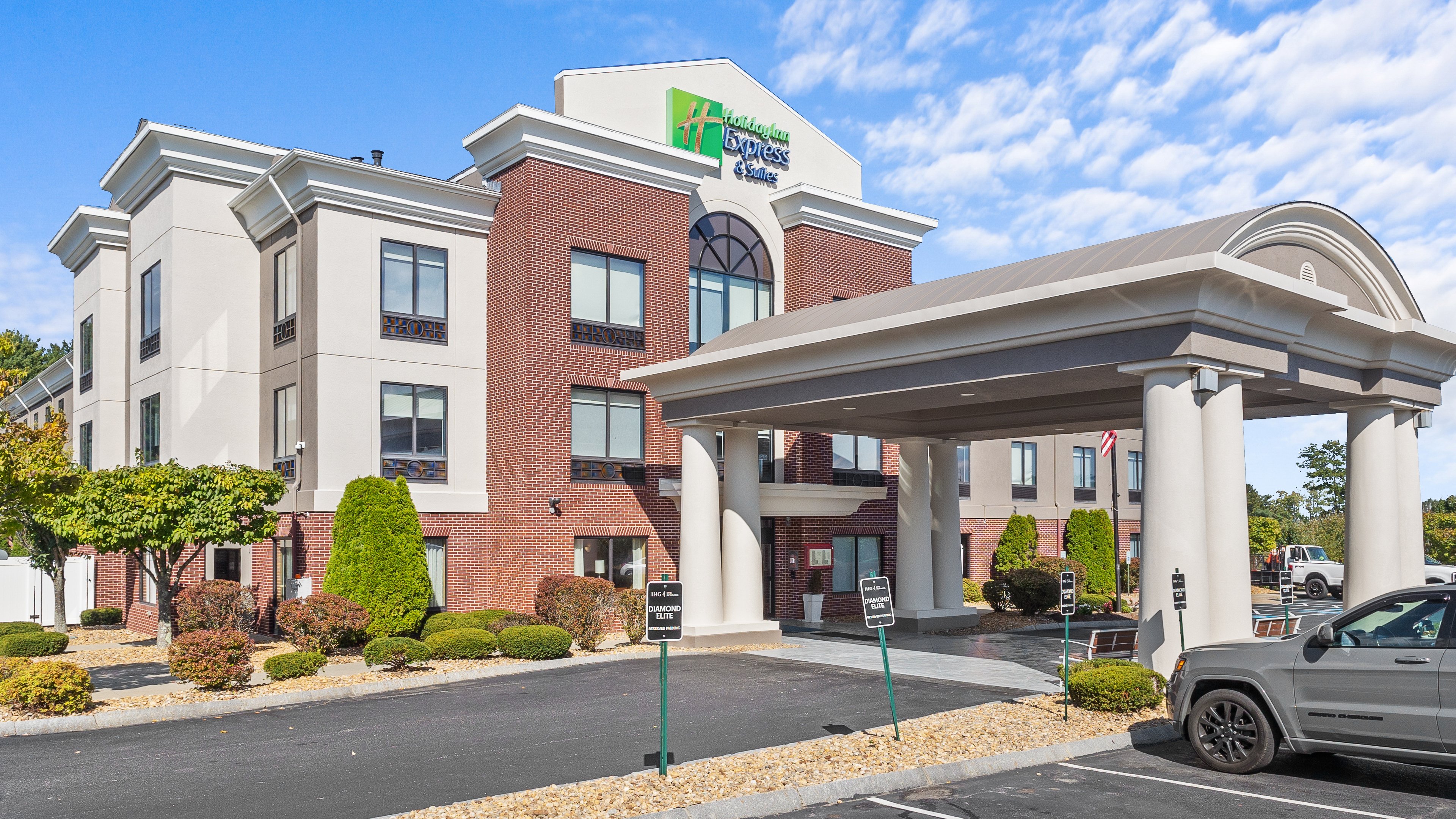 Holiday Inn Express Hotel & Suites
