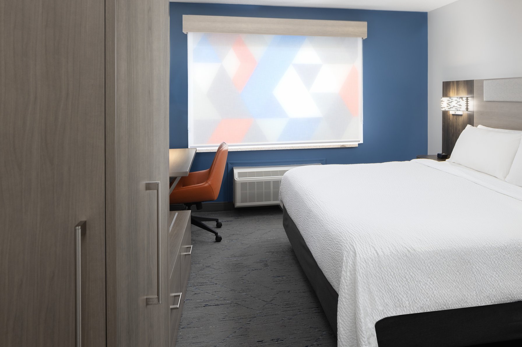 Holiday Inn Express - Ludlow - Chicopee Area Room Type - 1 King Standard Communications Accessible Holiday Inn Express - Ludlow - Chicopee Area Room Type - 1 King Standard Communications Accessible