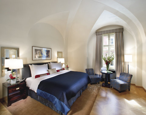 Deluxe Suite: bedroom