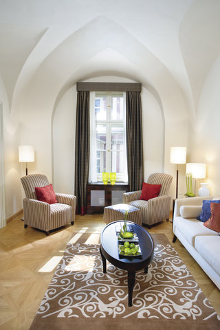 Deluxe Suite: living room