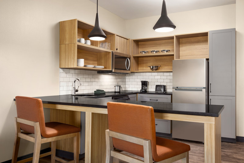 1 King One Bedroom Suite Mobility Accessible Tub