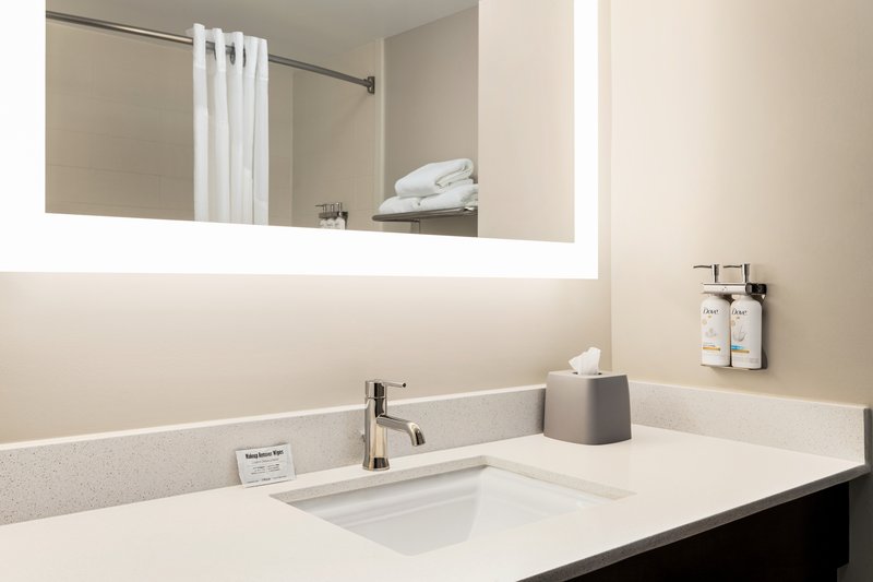 HOLIDAY INN EXP HTELS AND STES