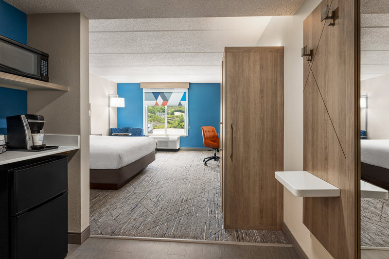 HOLIDAY INN EXP HTELS AND STES