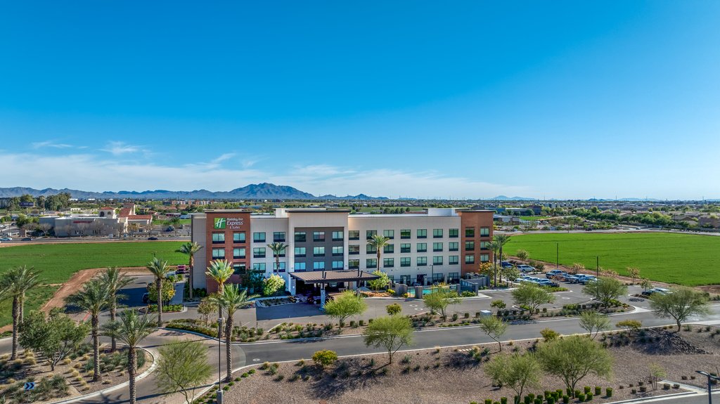 Welcome to the Award Winning Holiday Inn Express & Suites!