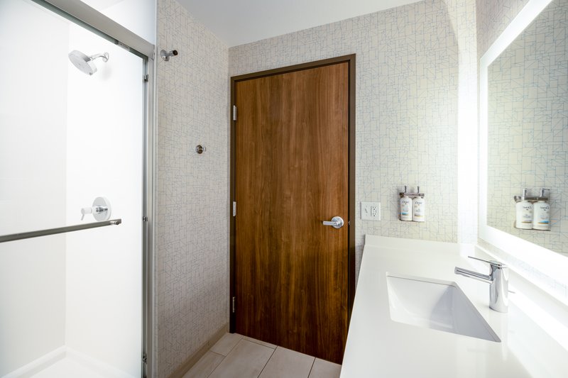 Holiday Inn Express and Suites Gilbert – Mesa Gateway Airport