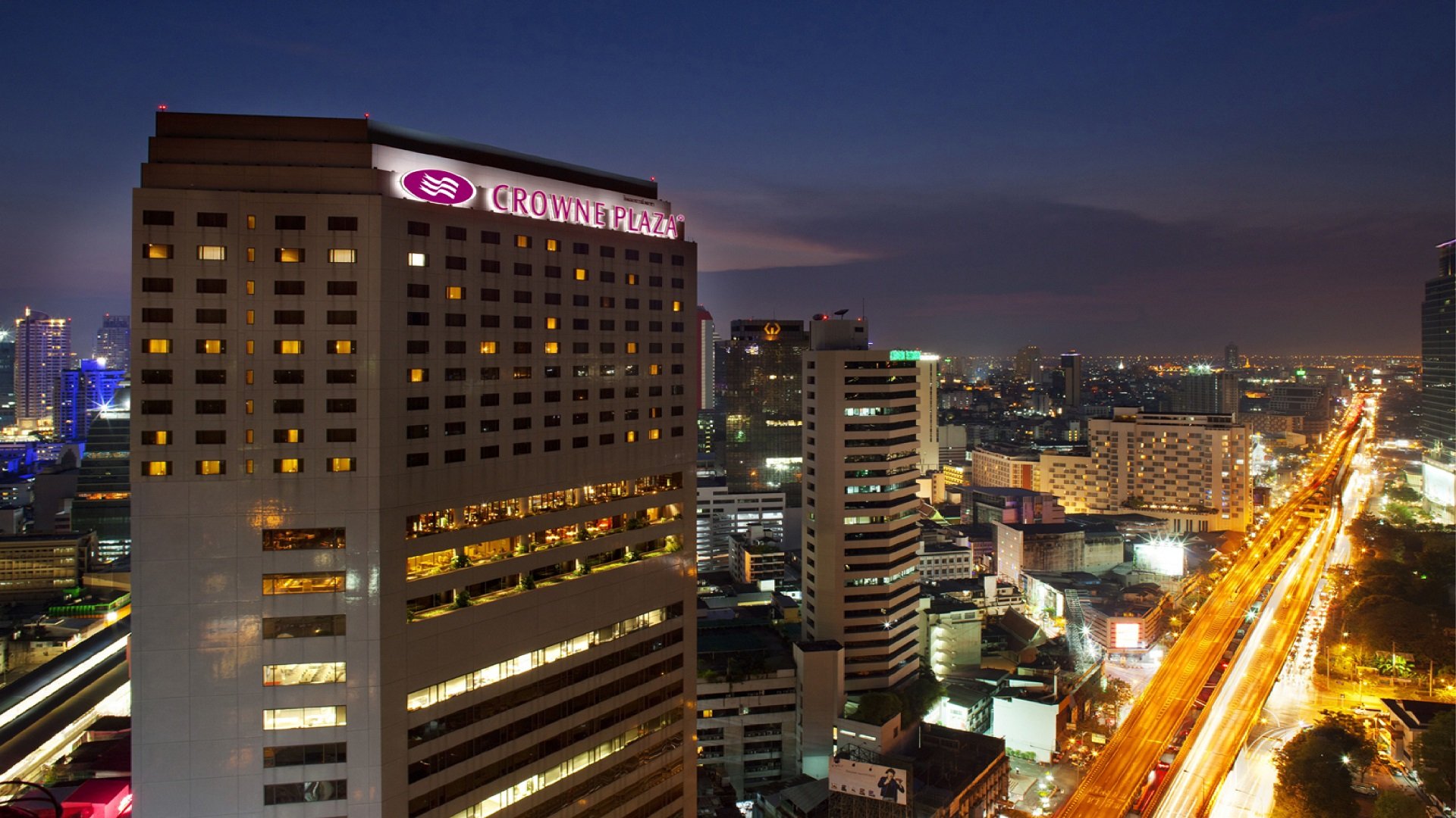 Crowne Plaza Bangkok Lumpini Park Hotel Exterior Nighttime