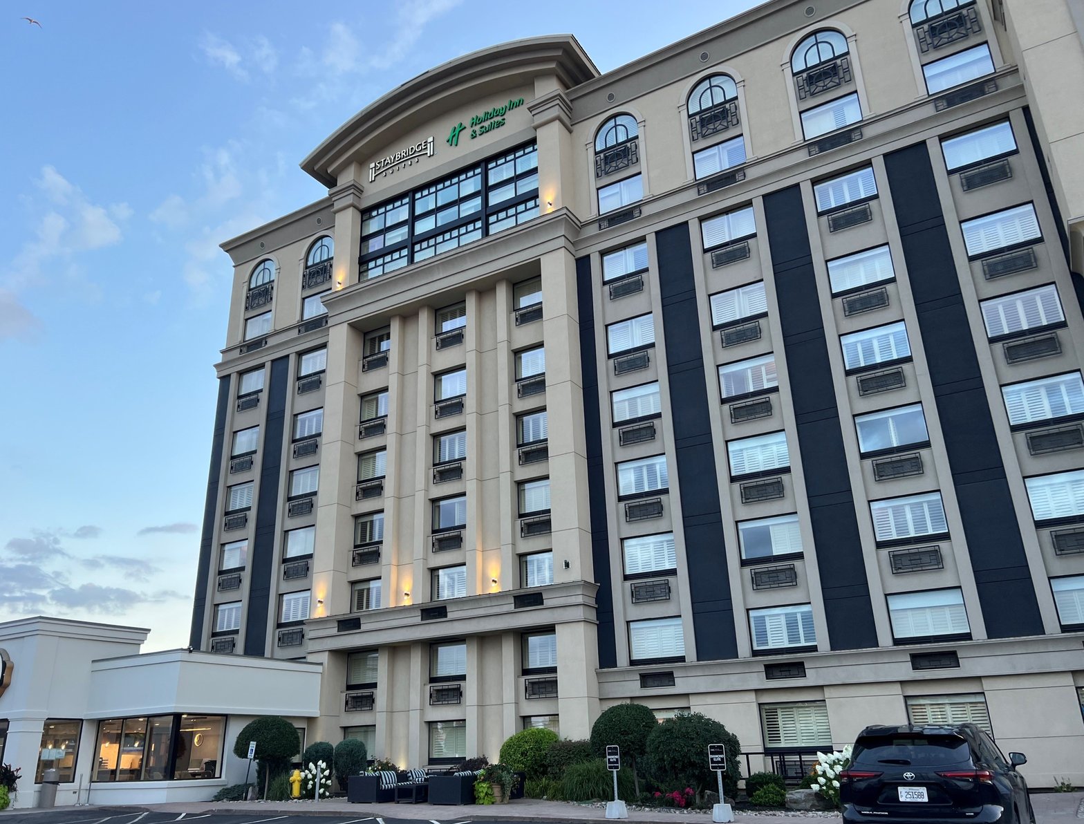 Family Friendly Hotel, short 20 minute drive to Niagara Falls