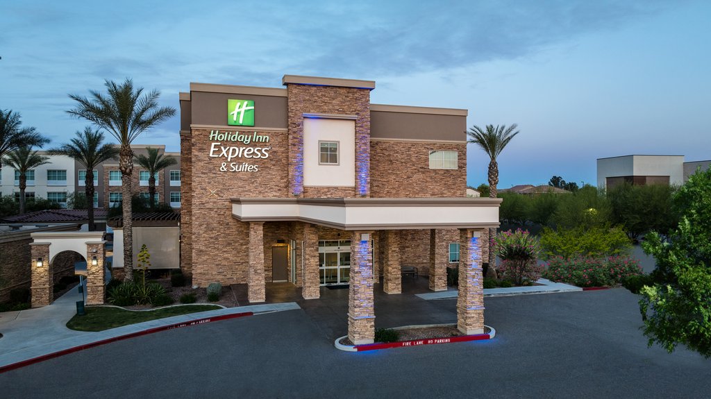 Welcome to the Award Winning Holiday Inn Express & Suites!