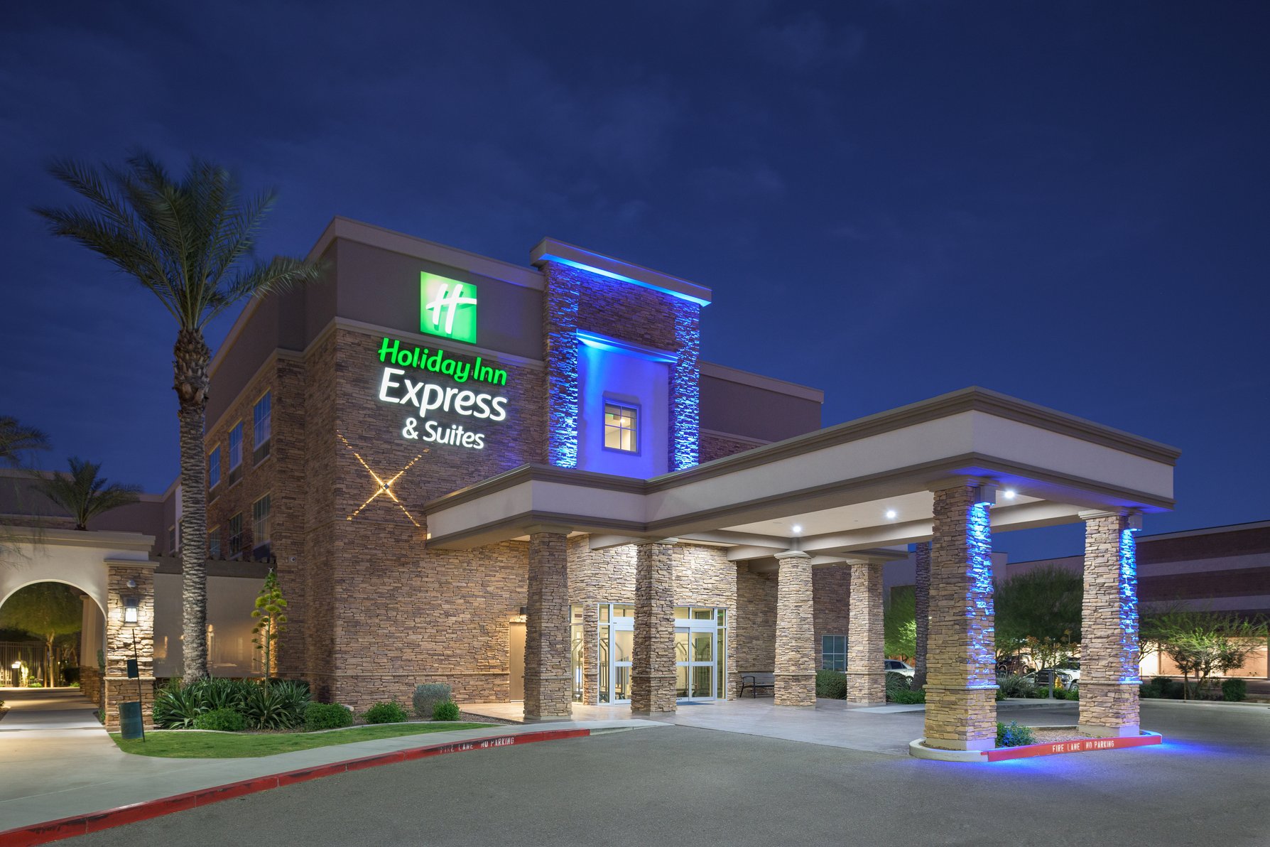 Welcome to the Award Winning Holiday Inn Express & Suites!