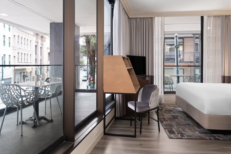 1 KING BED CORNER BALCONY NON SMOKING