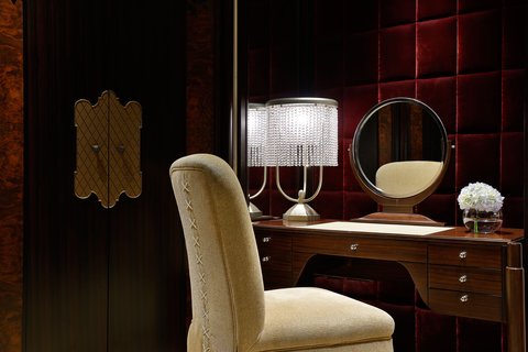 Dressing table with mirror, wardrobe, AUH Suite