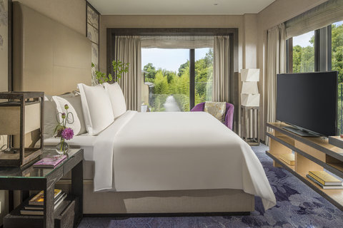 One-Bedroom Suite with one king bed