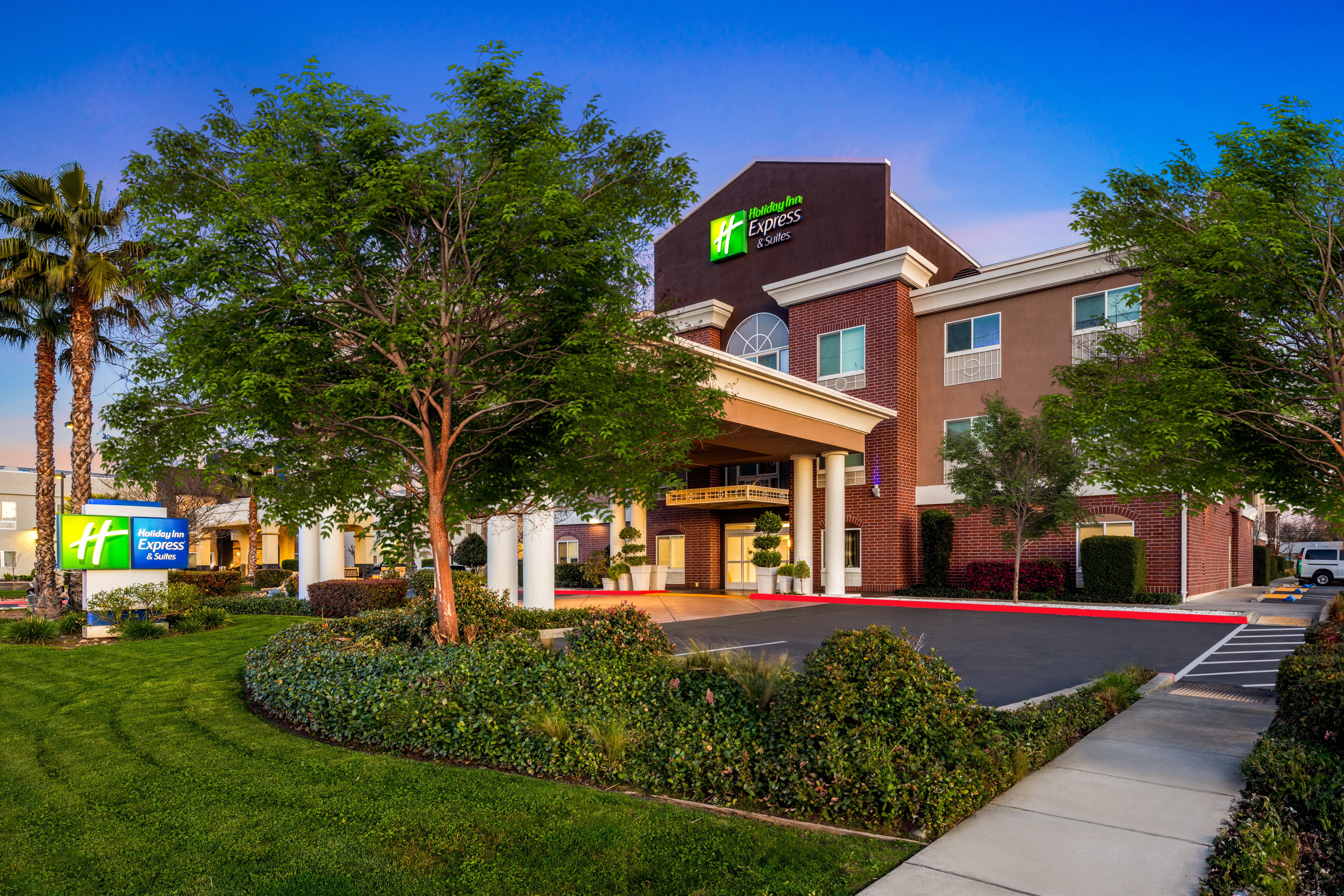 Holiday Inn Express Hotel & Suites