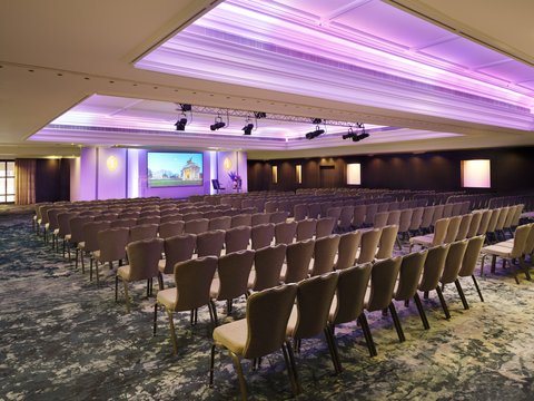 Take centre stage with up to 700 audience members in our ballroom.