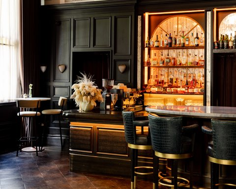 Our charming bar welcomes you from morning to night.