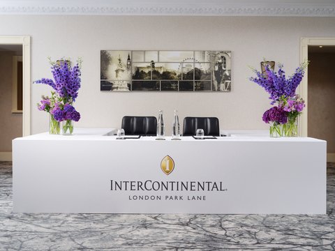 Offer your guests a warm welcome on our dedicated events floor.