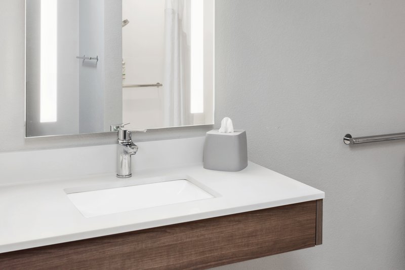 KING HEAR MOBILITY ACCESSIBLE TUB NOSMK