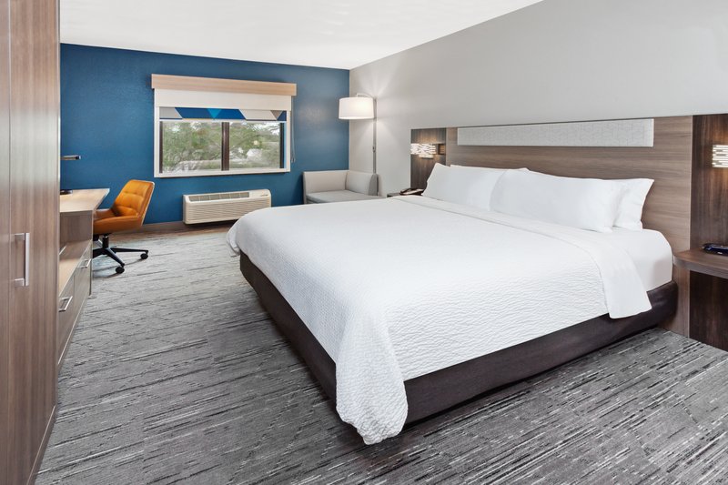 HOLIDAY INN EXPRESS BROOK PARK