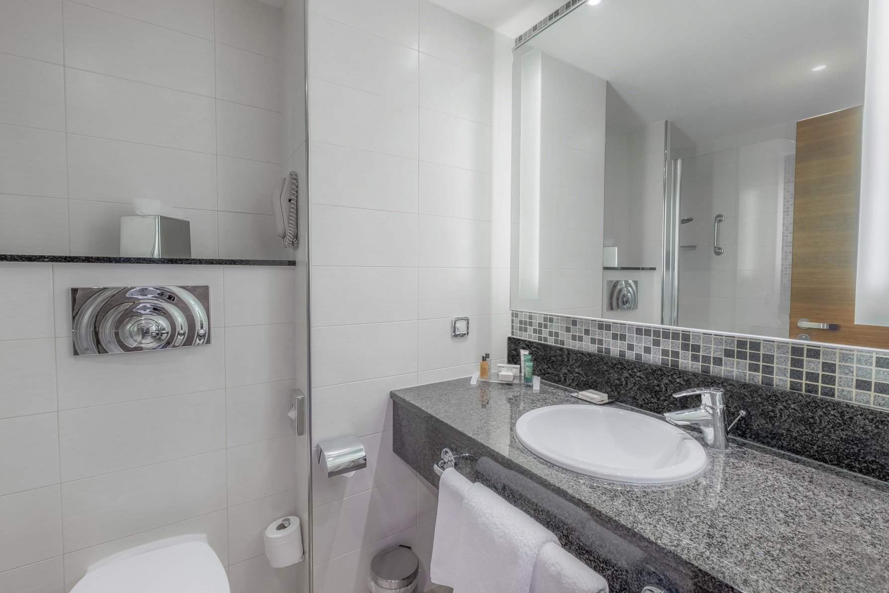 Hilton Reading Hotel Room Type - KING GUESTROOM AND PARKING