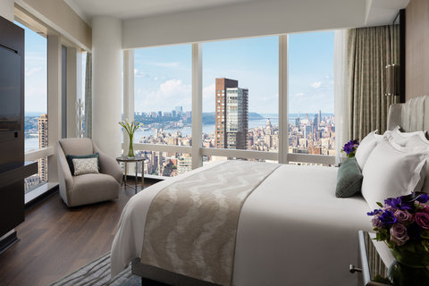 New York Hudson River View Suite Bed