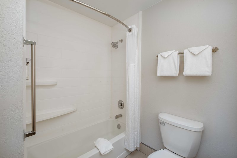 HOLIDAY INN EXP STES CARLSBAD