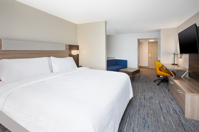 Holiday Inn Express and Suites Milwaukee NW – Park Place