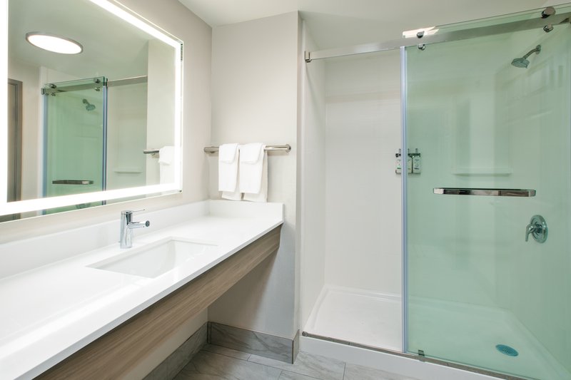 Holiday Inn Express and Suites Milwaukee NW – Park Place