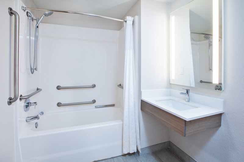 2 QN BED HEAR MOBILITY ACCESSIBLE TUB NS